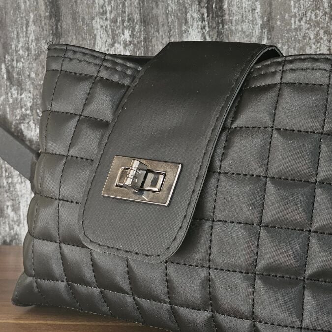 Modern Siyah Kapitone Dokulu Klips Kapamalı Çanta